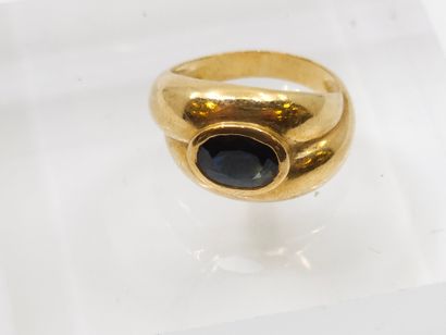 Yellow gold ring 750° with a sapphire in...