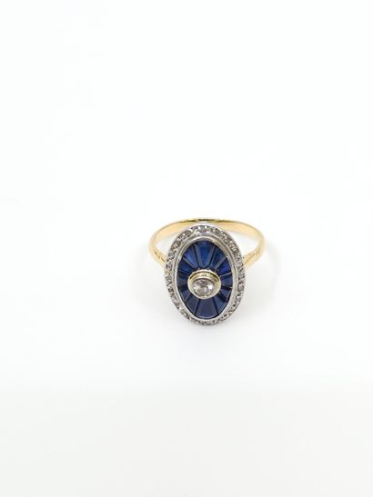 BAGUE en or deux tons ornée d'un plateau...