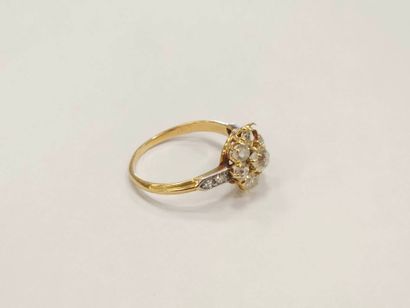 BAGUE en or deux tons de type marguerite...