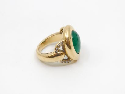 Yellow gold ring 750 decorated with a cabochon...