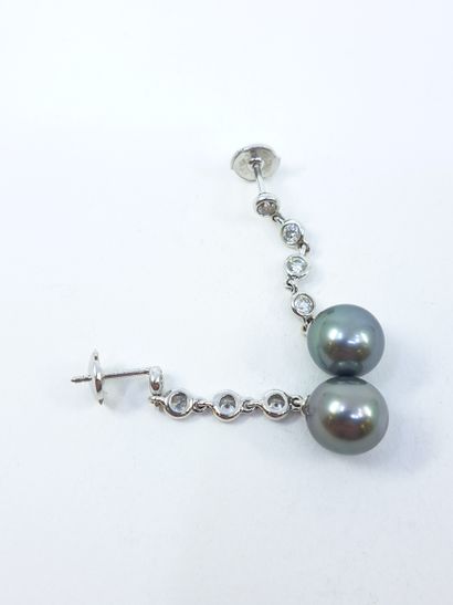 PAIRE de boucles d'oreille en or gris 750°...