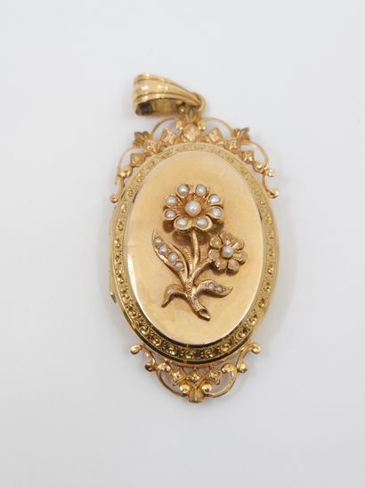 pendant with pearls in yellow gold 750 
with...