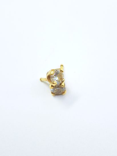 PAIRE de boutons d'oreilles en or jaune 750°...