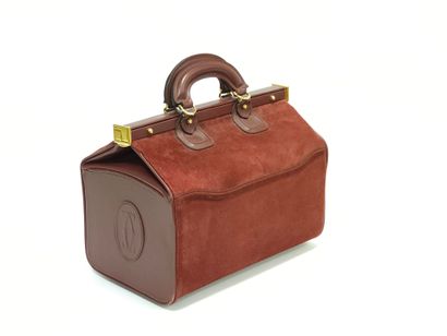 CARTIER must 
Sac diligence en cuir bordeaux...