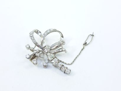 BROCHE en or gris 750° à motif végétal ornée...