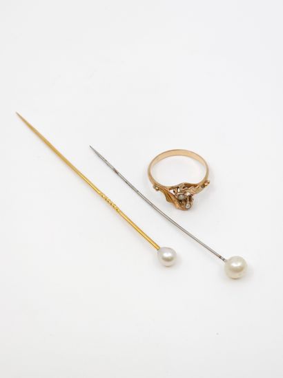 LOT INCLUDING :
Two hatpins, one in yellow...