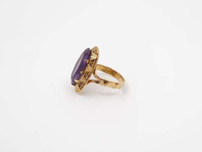 BAGUE en or jaune 750° ornée d'une alexandrite...