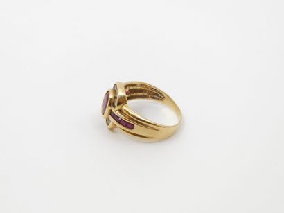 BAGUE en or jaune 750° ornée de rubis dans...