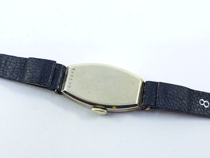 LADY'S WRISTWATCH 
Oval case in white gold...