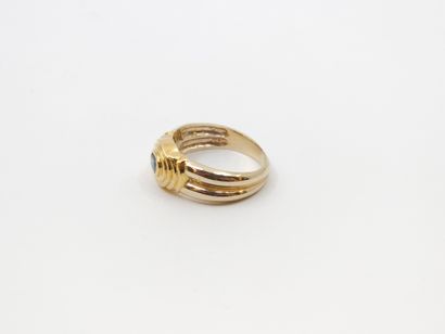 BAGUE en or jaune 750° ornée d'un saphir...