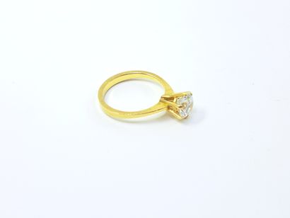 BAGUE solitaire en or jaune 750° ornée d'un...