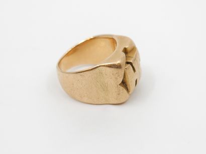 BAGUE chevalière en or jaune 750° monogrammée...