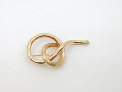585° (14kt) gold pin with scroll decoration...