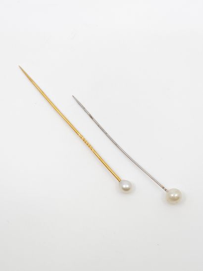 LOT INCLUDING :
Two hatpins, one in yellow...