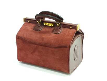 CARTIER must 
Sac diligence en cuir bordeaux...