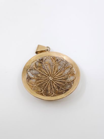 14 kt yellow gold openwork pendant 
Africa
weight...