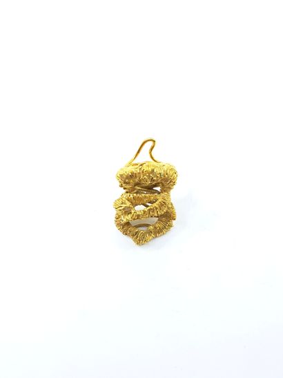 RING in yellow gold 750° featuring a stylized...