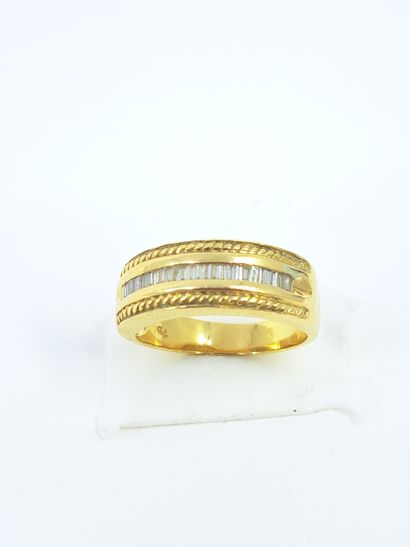 BAGUE en or jaune 750° ornée de diamants...
