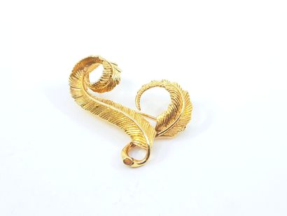 BROCHE en or 585° (14kt) à decor de volute...