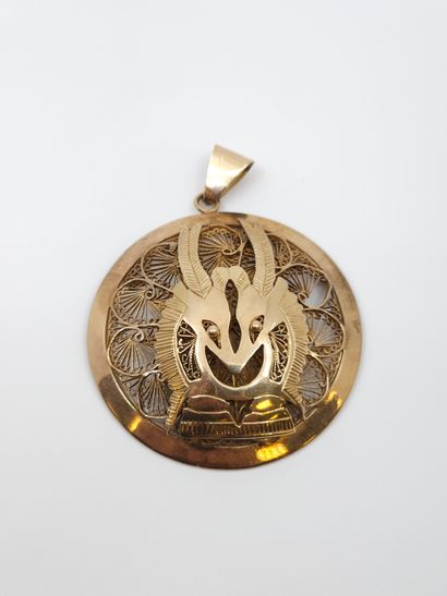 14 kt yellow gold openwork pendant 
Africa
weight...