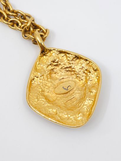 CHANEL 
Sautoir en métal doré