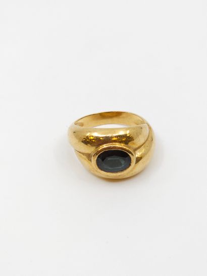 Yellow gold ring 750° with a sapphire in...