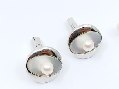 Pair of 14kt yellow gold agate cufflinks...