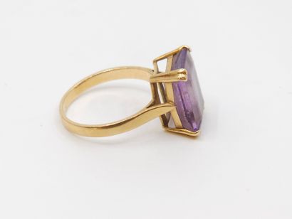 Yellow gold ring 750° decorated with a rectangular...