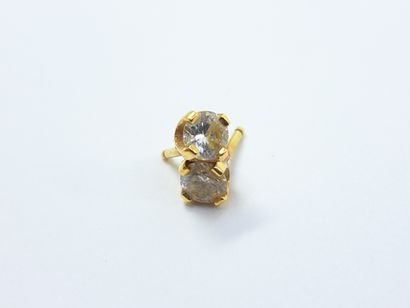 PAIRE de boutons d'oreilles en or jaune 750°...