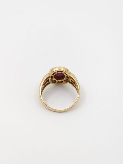 BAGUE en or jaune 750° ornée de rubis dans...