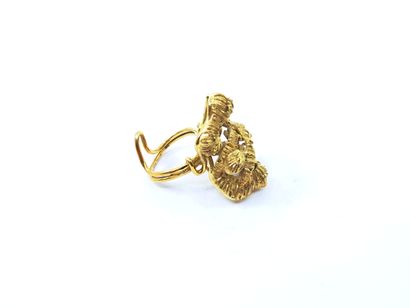 RING in yellow gold 750° featuring a stylized...