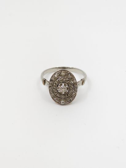 BAGUE en or gris 750°, plateau ovale orné...
