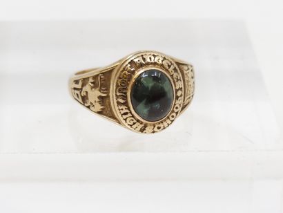 BAGUE en or 14 kt ornée d'un cabochon vert...