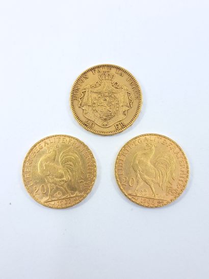 LOT OF THREE GOLDEN PIECES including :
Coin...