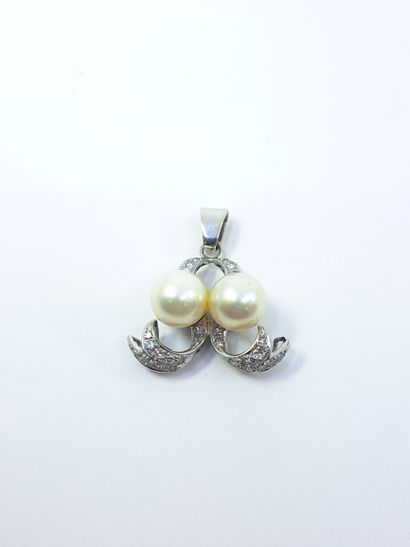PENDENTIF en or gris 750° ornée de deux perles...