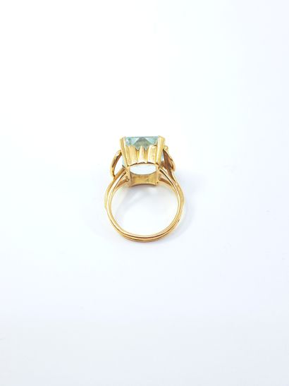 BAGUE cocktail en or jaune 750° surmontée...