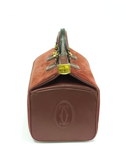 CARTIER must 
Sac diligence en cuir bordeaux...