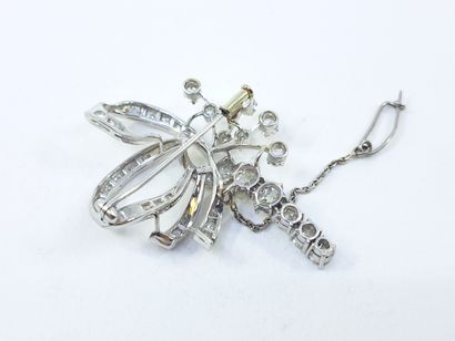 BROCHE en or gris 750° à motif végétal ornée...