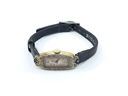 LADY'S WRISTWATCH 
Oval case in white gold...