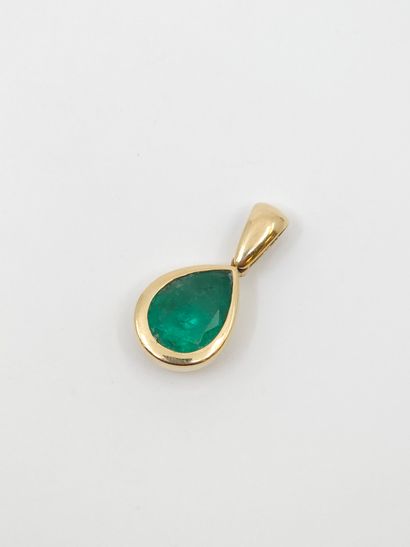 Yellow gold pendant with a pear emerald 
Gross...