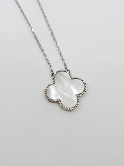 VAN CLEEF (dans le goût)
Collier en or gris...