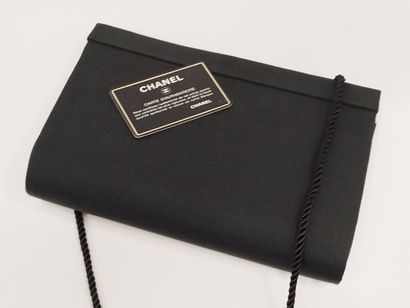 CHANEL
Sac de soirée en tissu noir 
Anse...