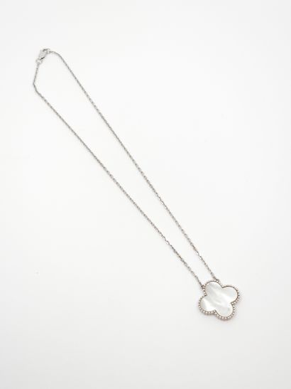 VAN CLEEF (dans le goût)
Collier en or gris...