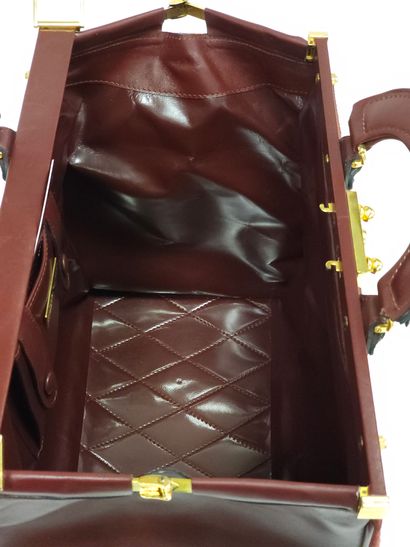 CARTIER must 
Sac diligence en cuir bordeaux...