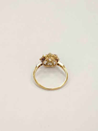 BAGUE en or deux tons de type marguerite...