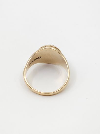 BAGUE en or 14 kt ornée d'un cabochon vert...