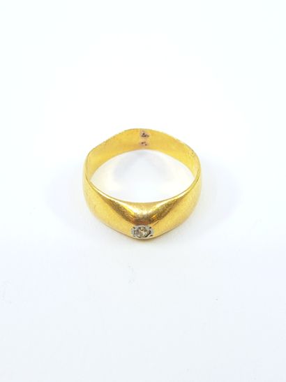 Yellow gold ring 750° with an old cut diamond...