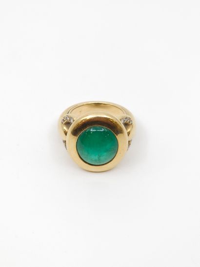 Yellow gold ring 750 decorated with a cabochon...