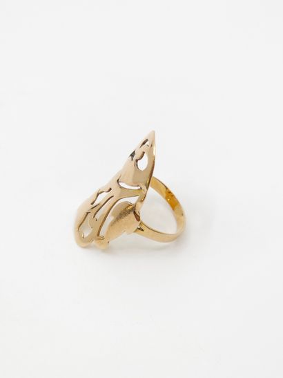 BAGUE en or jaune 750° à motif végétal 
Poids...