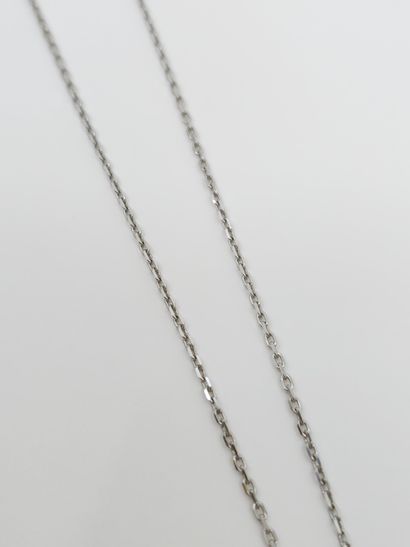 VAN CLEEF (dans le goût)
Collier en or gris...